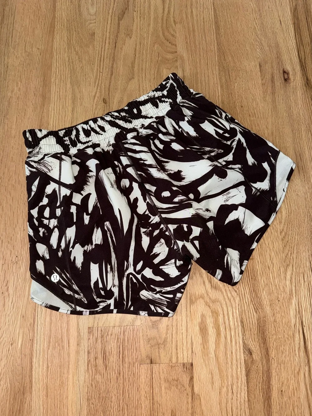 LIKE NEW 4” Lululemon Hotty Hot High Rise Lined Short Espresso Bone Size 6